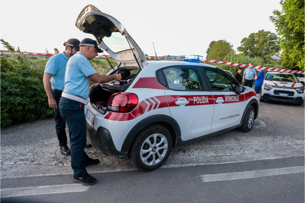 Prato: tentano di abbandonare rifiuti tessili in un campo, fermati dalla municipale 