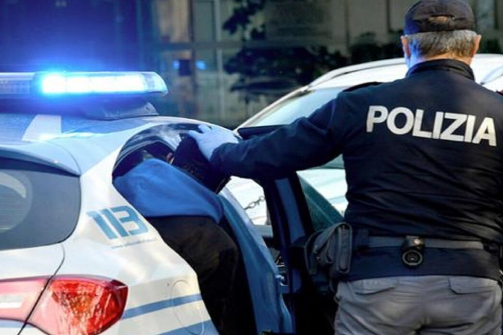 Calci e pugni per rapina: 2 arrestati traditi da maglia rossa