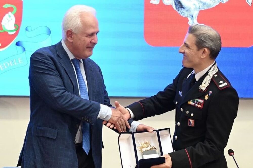 Pegaso d'oro al comando Carabinieri Toscana per 165 anni