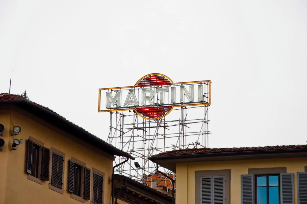 La storica insegna Martini è stata rimossa