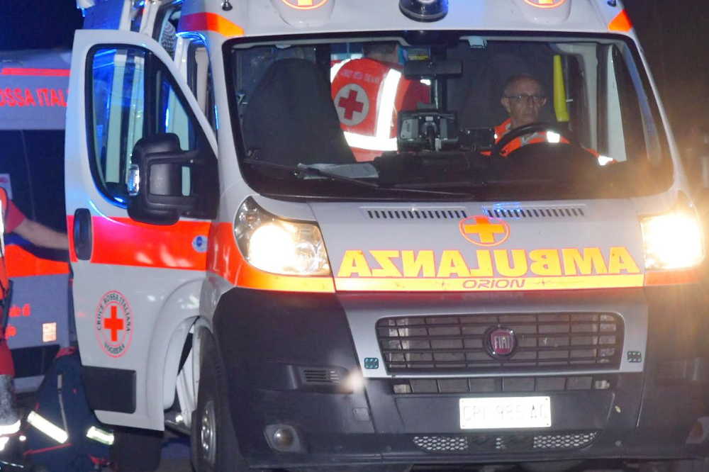 Scontro monopattino auto a Firenze, 2 minori in codice rosso