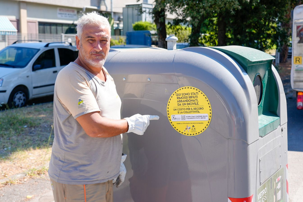 “Qui sono stati rimossi rifiuti abbandonati da un incivile“: la nuova campagna di sensibilizzazione di Alia 
