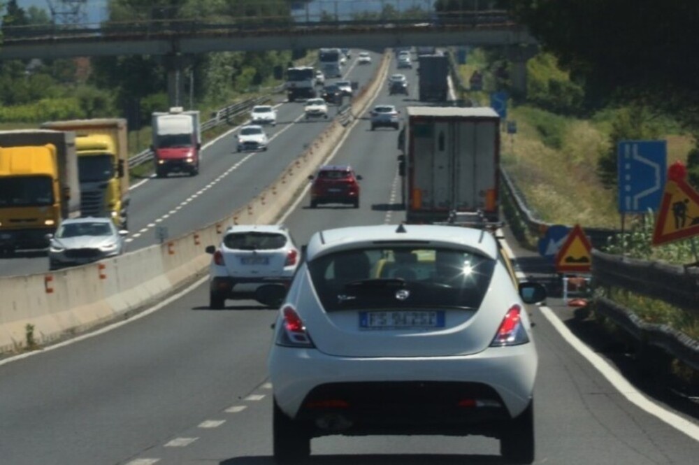 Scappa al controllo della Municipale: inseguimento in A11 