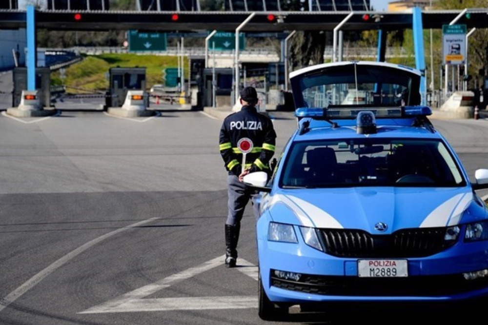 Controlli Polstrada Firenze: 21 patenti ritirate, 19 denunciati