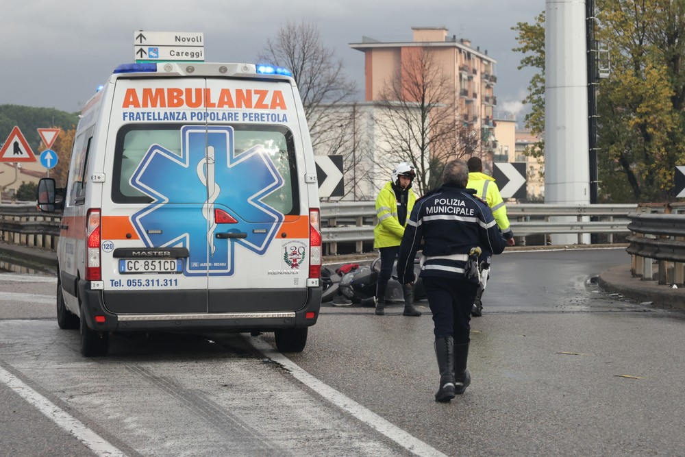 Scontro con auto, grave rider a Prato
