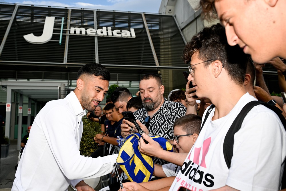 Nico Gonzalez allo Juventus Medical Center per le visite mediche 