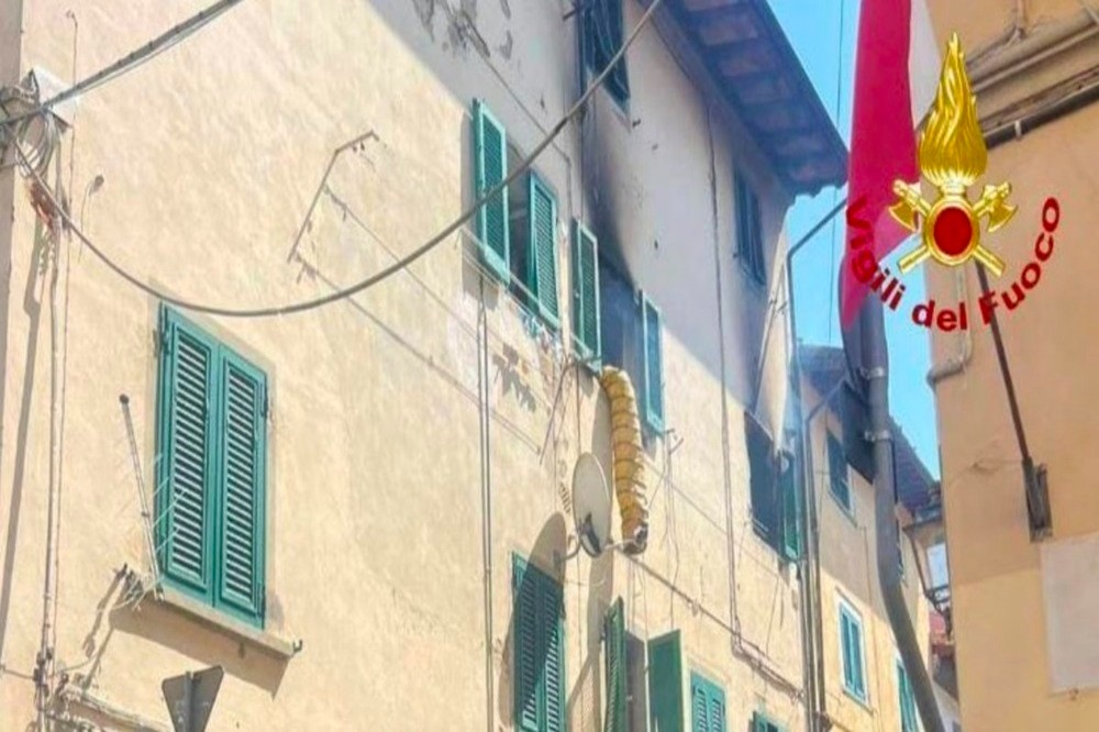Un elettrodomestico potrebbe aver innescato l'incendio nell'appartamento a Santa Croce sull'Arno