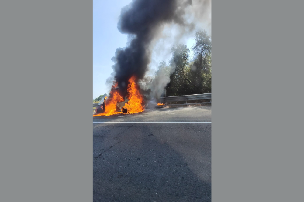 Fi-Pi-Li, auto in fiamme all'altezza di Lastra a Signa