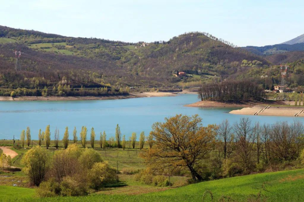 Barberino, rifiuti abbandonati lungo la SP 131 che costeggia il lago di Bilancino