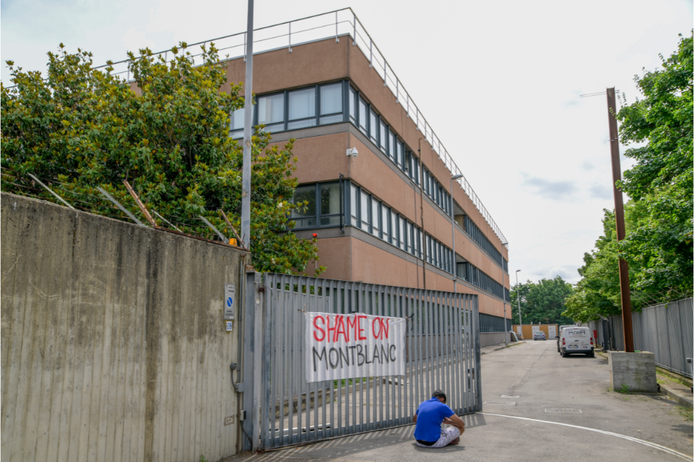Chiusura Montblanc, attivista fermata e rilasciata a Ginevra: protestava contro chiusura stabilimento a Campi