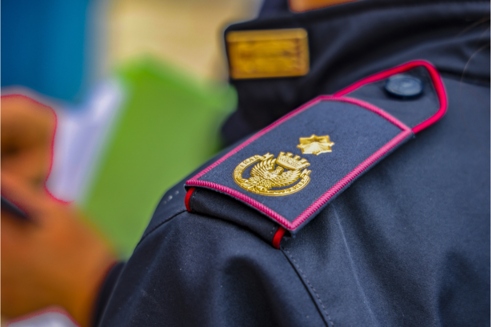 Una donna è stata aggredita dall'ex fidanzato fuori dal Palazzo di Giustizia