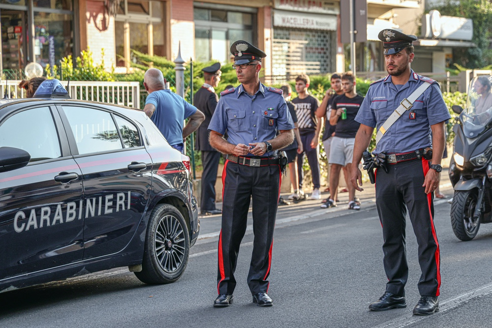 Dopo la lite aggredisce con un pugno il gestore di un bar a Firenze