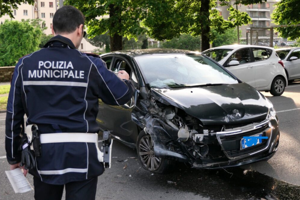 Auto sbanda contro vetture in sosta, un morto a Prato