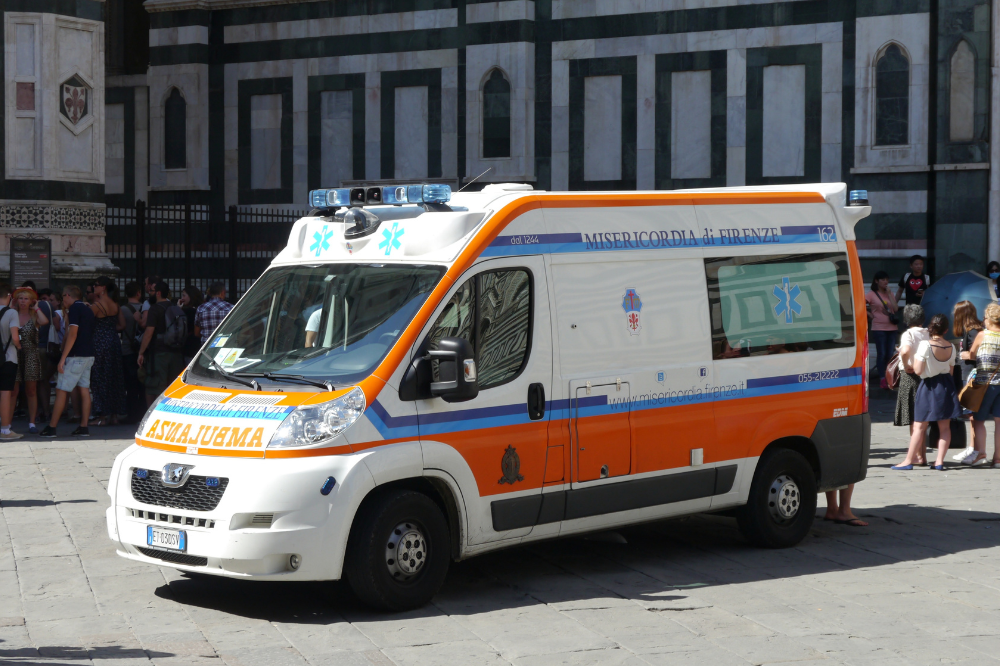 Giù dalla spalletta dell'Arno a Firenze, ferita una 19enne