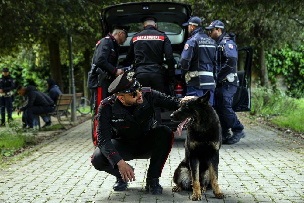 Controlli a tappeto nei giardini comunali nel quartiere Isolotto