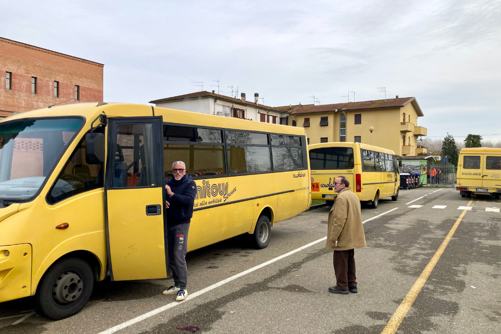 Empoli, scuolabus esce di strada e finisce in un fosso: ferite lievi per i bambini a bordo