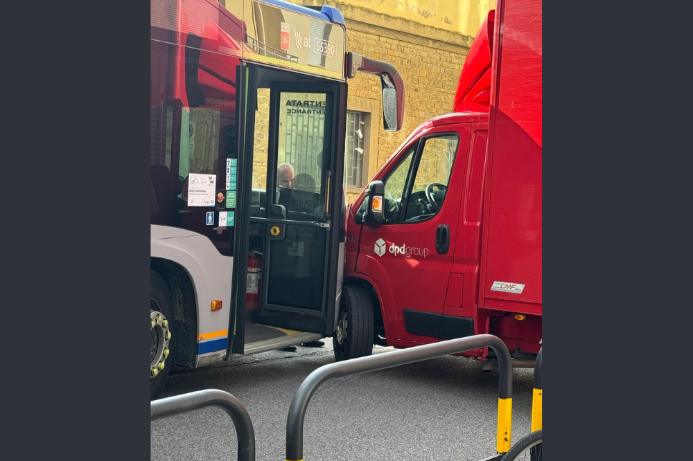 Incidente in via Datini alle 15.20, traffico bloccato