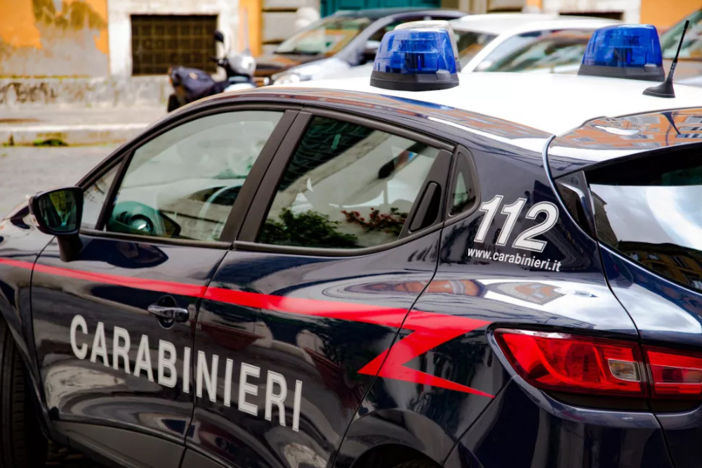 Campi Bisenzio, entra in giardino di notte e aggredisce il padrone di casa