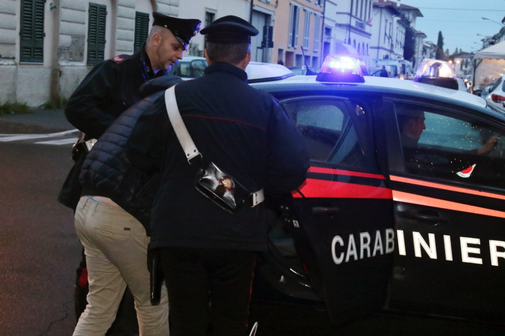 Violenze ai genitori, 24enne arrestato mentre tenta l'irruzione in casa