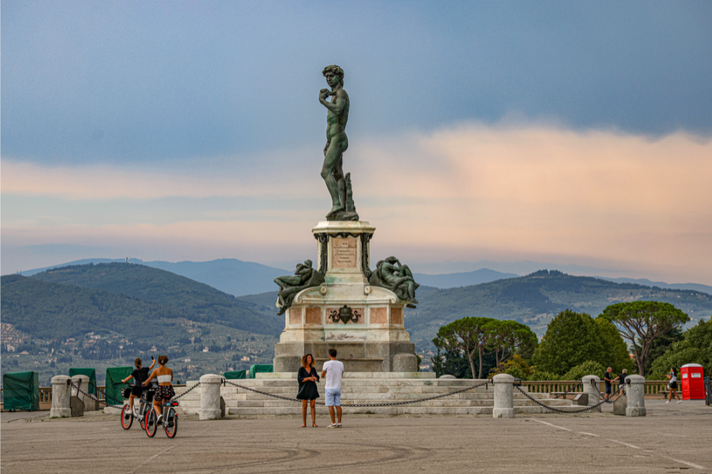Il David colorato di rosso per sensibilizzare sulla sindrome di Pans Pandas