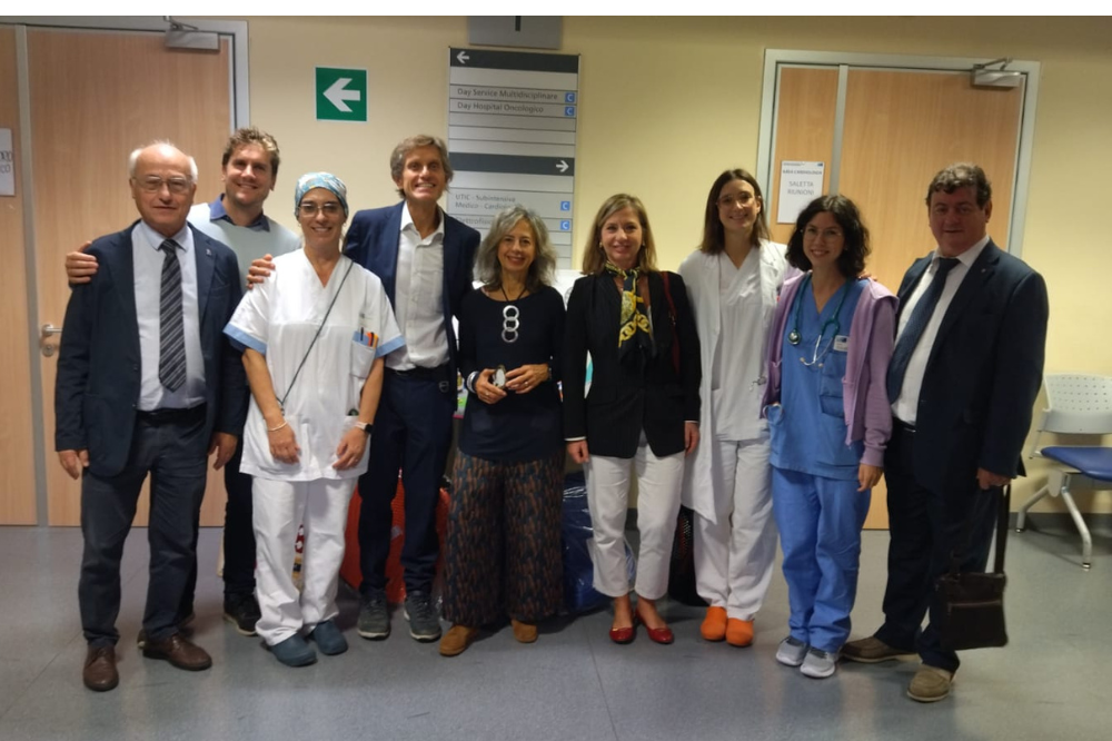 Firenze, dai misuratori di pressione agli elettrocardiografi: donati gli strumenti per curare a casa gli anziani 