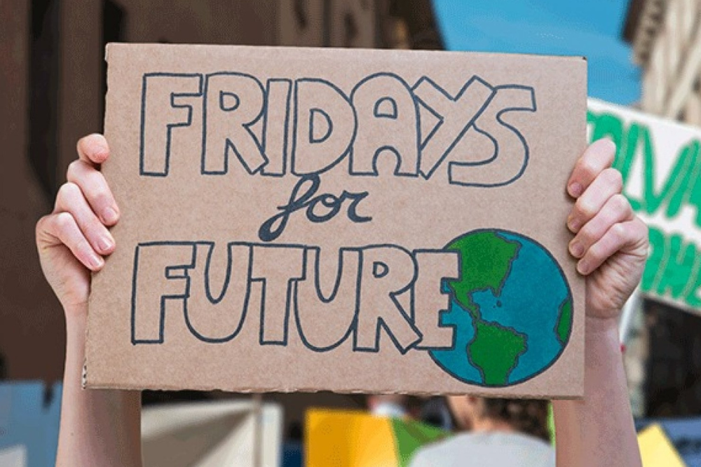 A Firenze flashmob di “Fridays for Future” con le immagini dei disastri climatici