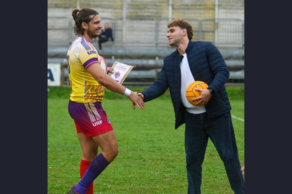Scambio simbolico di palloni tra la Rari Nantes Florentia e la Unione Rugby Firenze