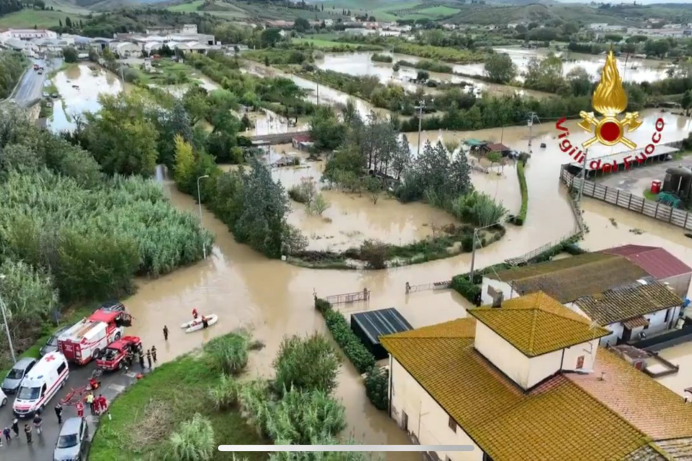 Maltempo, allagamenti per esondazione del fiume Elsa