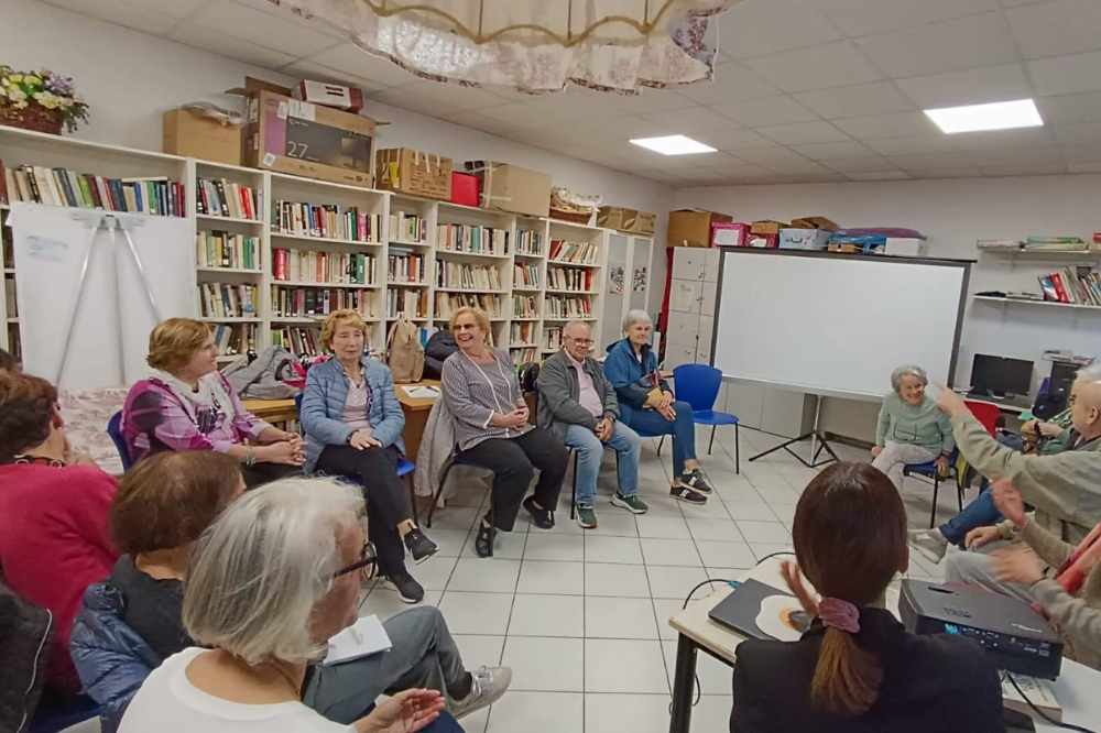 Anziani, la storia di Isabella, 92 anni: a Figline Valdarno guida, cuce e aiuta i più “giovani” a non sentirsi soli