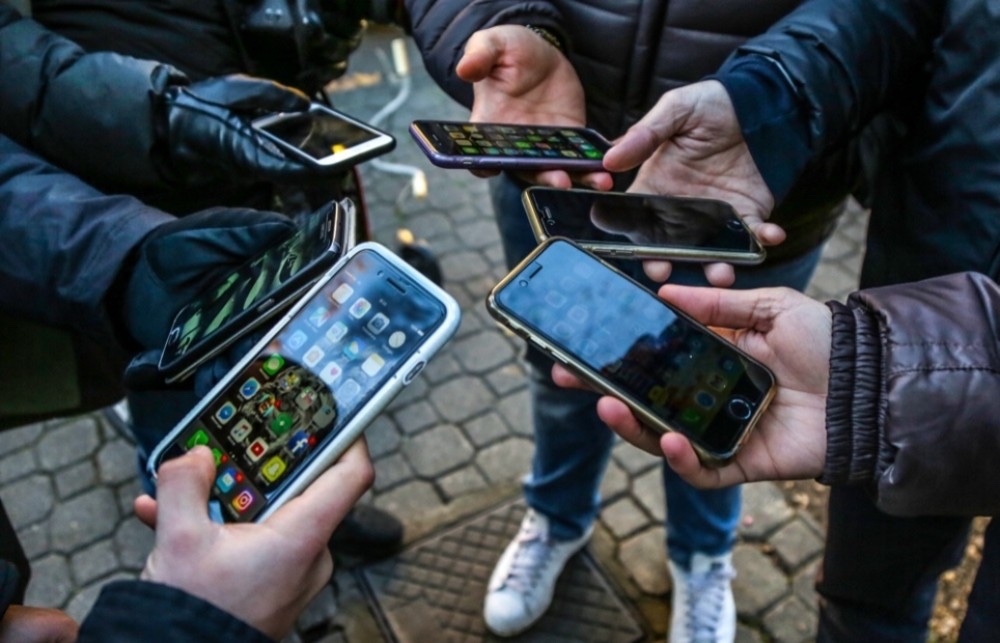 Prato, scuola senza cellulari, i telefonini si posano all’entrata