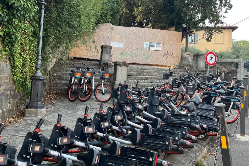 I problemi del cantiere della scalinata di via Monte alle Croci arrivano in Comune