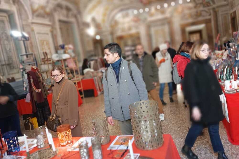 Solidarietà, torna 'Nataleperfile': tante idee regalo per aiutare i malati gravi