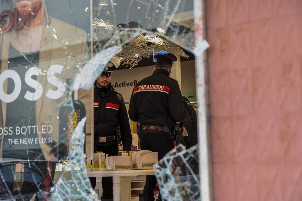 Furti, spaccate col tombino alla farmacia e ad un negozio di telefonia in Mugello