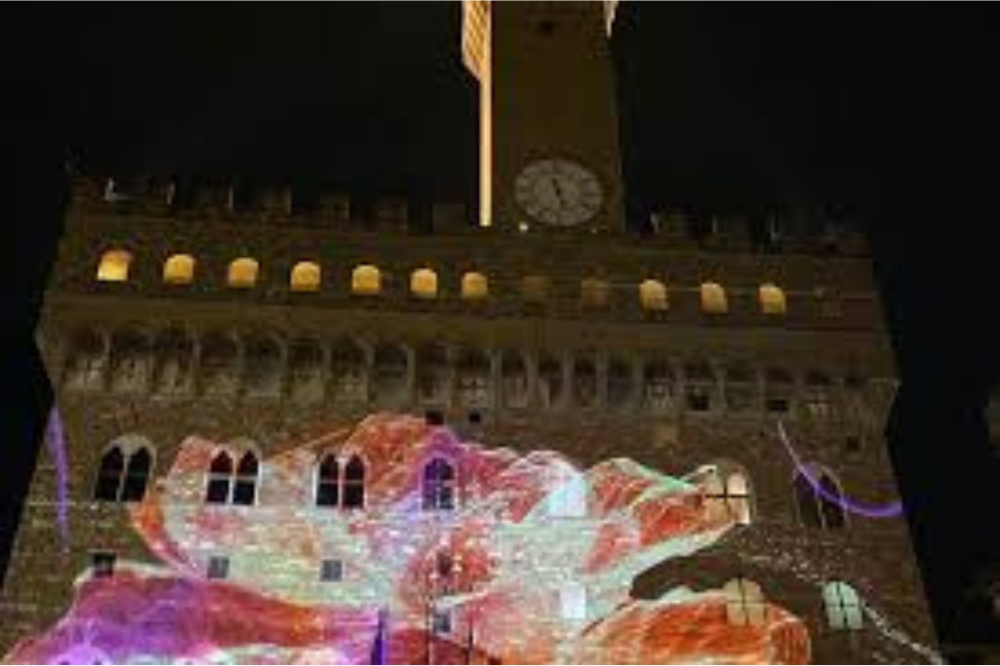 Natale, proiettato un grande fiore sulla facciata di Palazzo Vecchio
