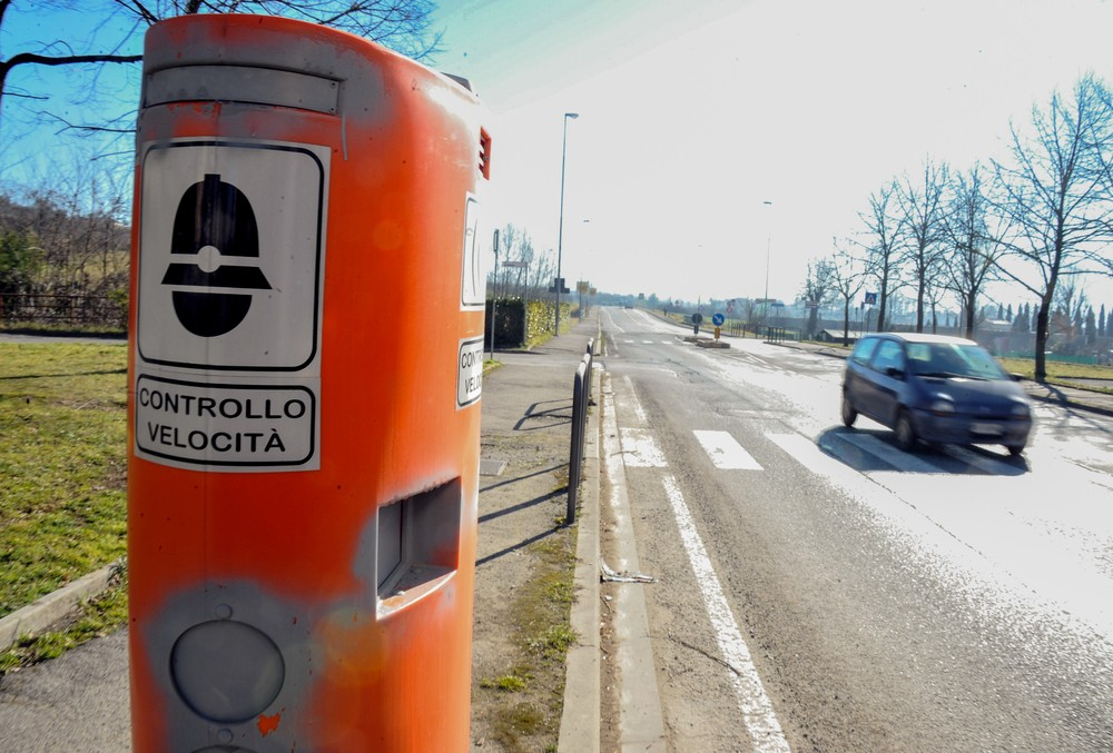 Autovelox 'immortala' 45 volte un automobilista, il Giudice annulla le multe per apparecchi non a norma