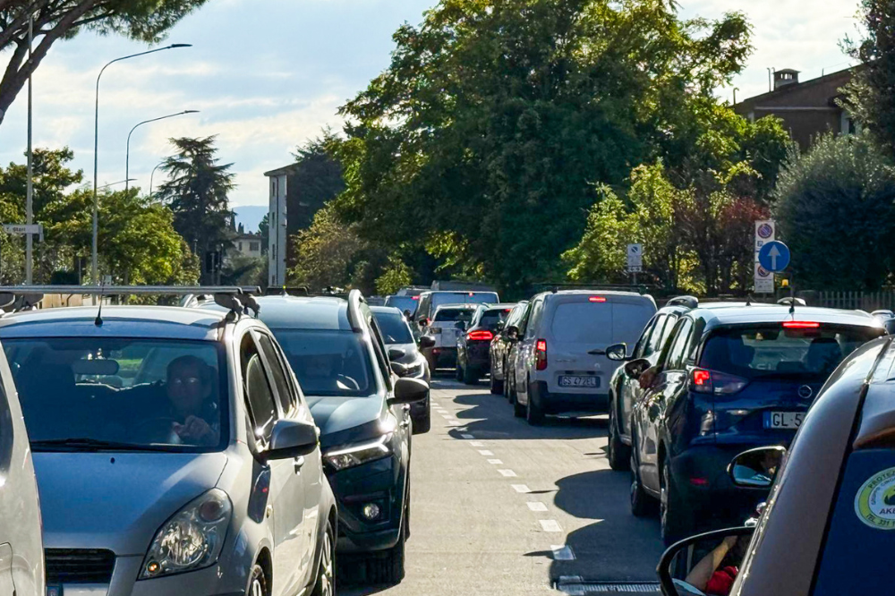 Traffico in tilt a Firenze per un camion bloccato verso piazza Vittorio Veneto