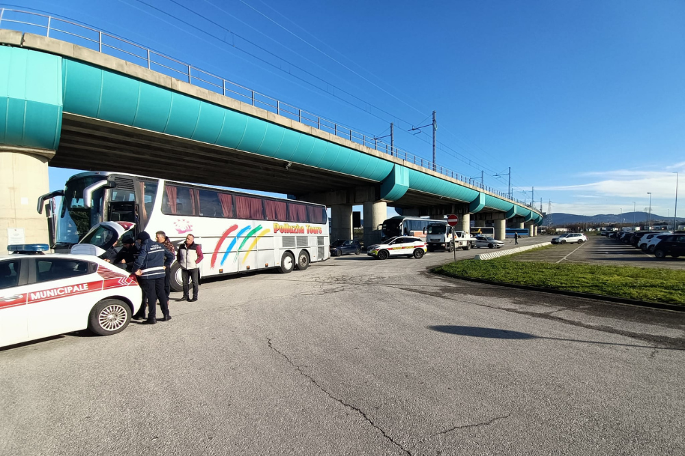 Controlli per un Natale in sicurezza: 3 bus sottoposti a fermo e una patente ritirata