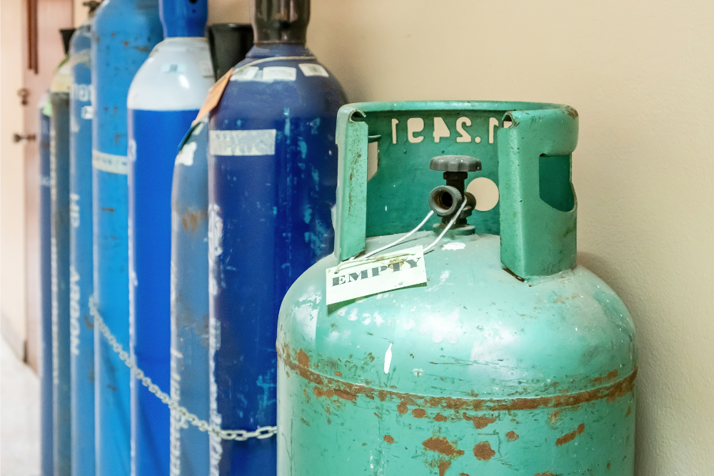 Accertamenti dei Vigili del Fuoco sulle bombole di Gpl trovate nel capannone di Lastra a Signa