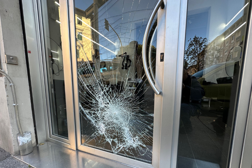 Spaccate vetrine di due ristoranti nel centro di Firenze