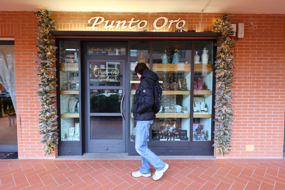 Rapina a Montelupo Fiorentino, il titolare della gioielleria svaligiata: “Ci hanno portato via tutto”