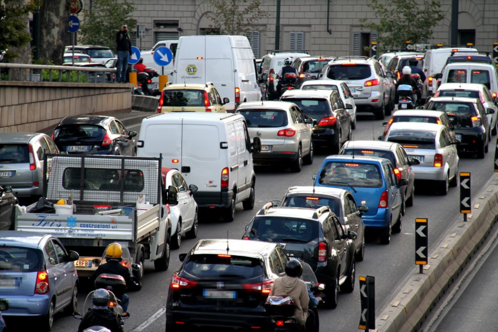 Con le doglie bloccata nel traffico, polizia la scorta all'ospedale