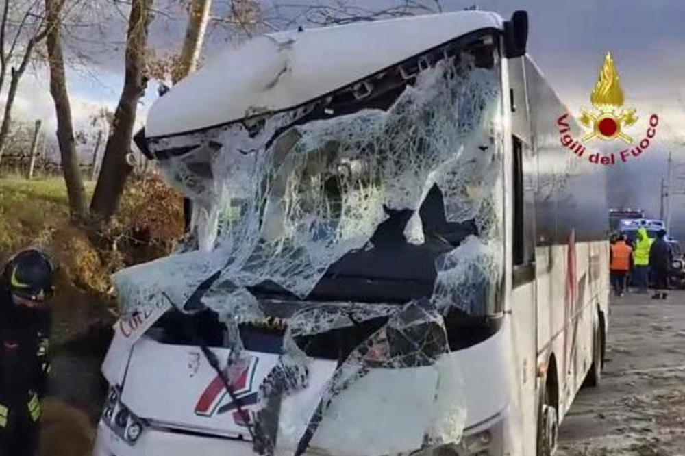 Tanta paura ma fortunatamente nessun ferito per lo schianto dell’albero sullo scuolabus a Rignano