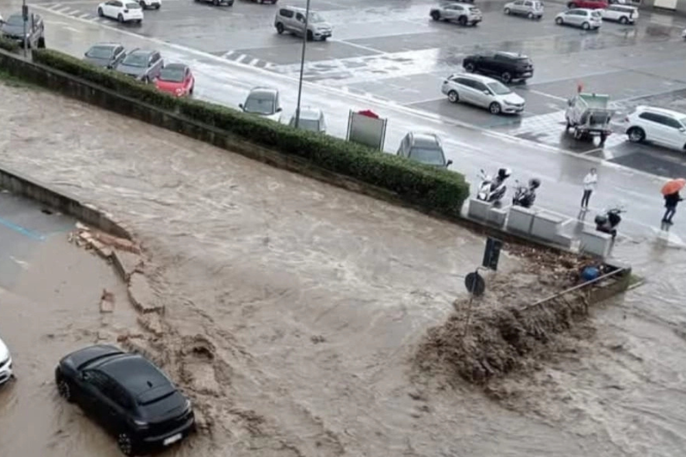 Esonda il torrente Rimaggio a Sesto Fiorentino