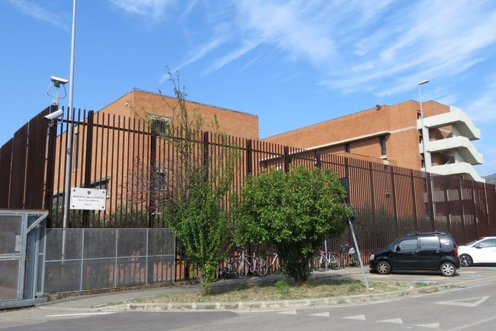 Prato, un detenuto aggredisce un agente di polizia penitenziaria con un estintore