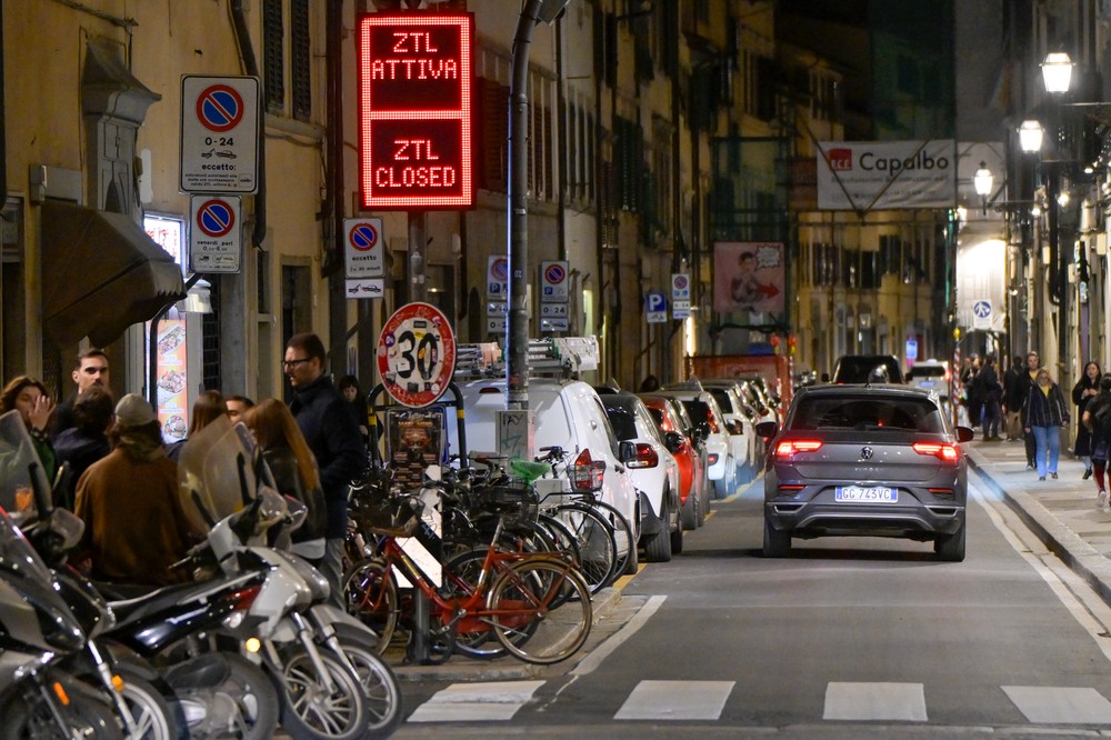 Firenze, torna la ZTL notte: la città si divide tra polemiche e disagi 