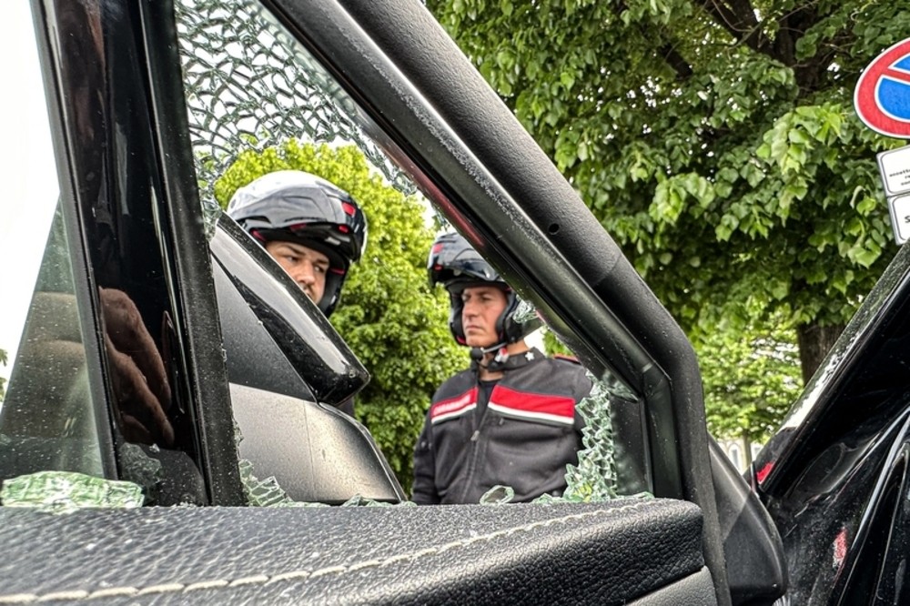 Vetri rotti e vandalismo: panico sui viali. Tantissime macchine danneggiate 