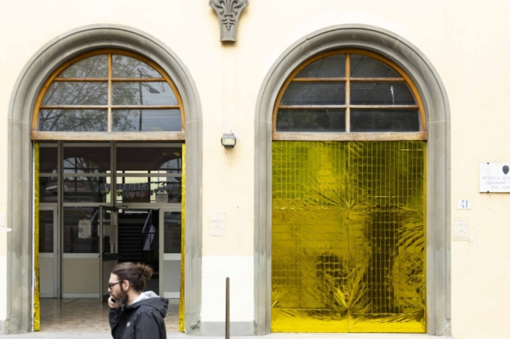 Le coperte termiche anche sulle porte della scuola elementare Villani di Gavinana