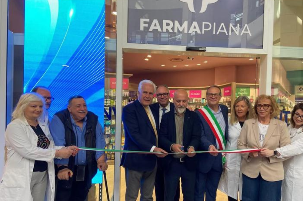 Giani all'inaugurazione di una nuova farmacia ai Gigli