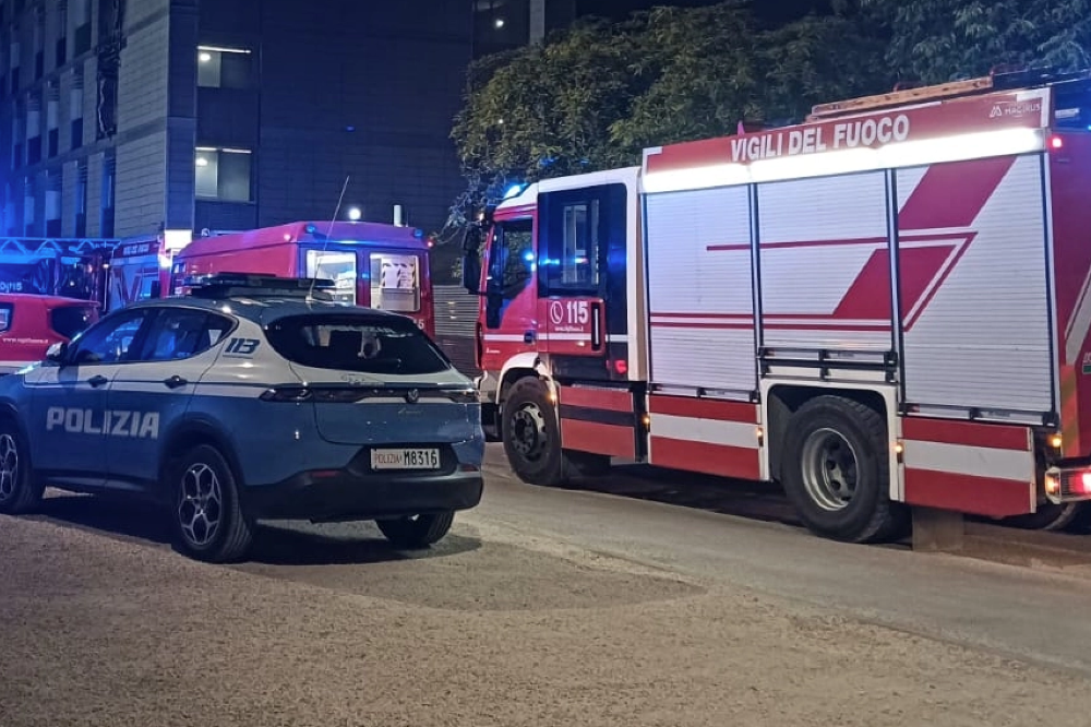 Incendio doloso nella notte a Prato, danneggiata la facciata della biblioteca del Museo Pecci