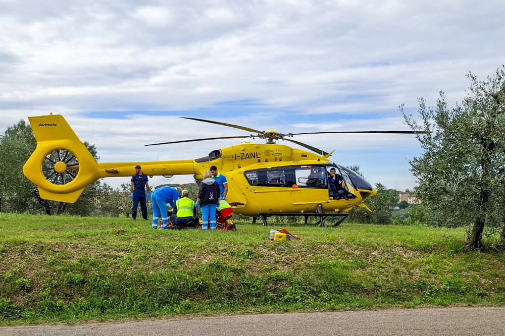 Cerreto Guidi, motostaffetta travolta da un furgone durante una gara: muore motociclista 